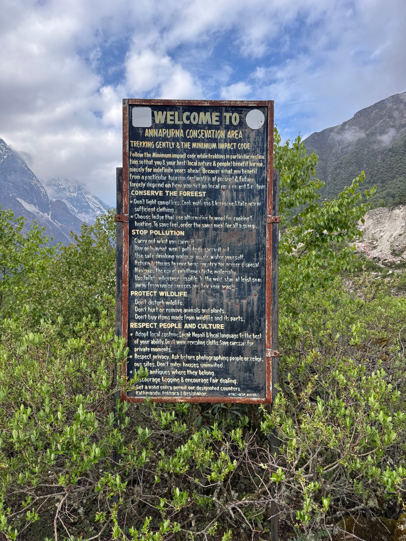 A sign beside the descending trail.